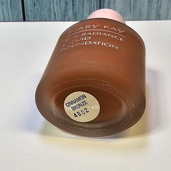 Mary Kay Day Radiance Liquid Foundation - Cinnamon Bronze  #1079 - NIB Old Stock - Picture 4 of 7